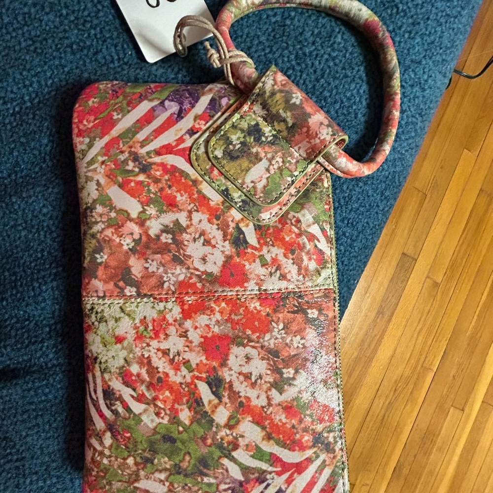 Sable Wristlet
Printed Leather Tropic Print